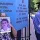 Милиция успокаивает родственников погибшего в ДТП Эдема Гафурова