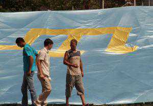 Крымские татары развернули на площади свой флаг
