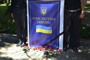 В столице Крыма прошли траурные мероприятия по Конституции Украины