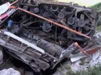 На западе Крыма турист на машине рухнул со скалы