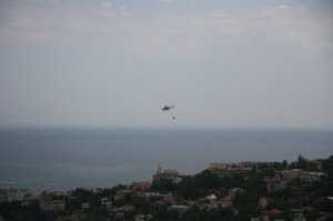 Вечером пожар в горах тушили три вертолета и самолет