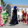 Евпаторийские великаны «шагнули» на ходулях до московского фестиваля
