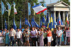 Коммунальщики убрали флаги Партии регионов в центре Симферополя