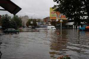В Киеве дождь затопил улицы, эвакуированы десятки людей