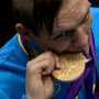 Крымский олимпиец Александр Усик пожаловался, что на его золотой медали остались следы от зубов