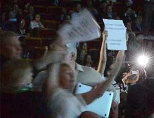 Охрана напала на журналистов, развернувших плакаты о цензуре во время выступления Януковича