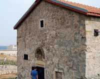 Реставраторы взялись за два года восстановить фрески в средневековом храме в Феодосии
