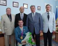 Пловцу из Севастополя дали сертификат на квартиру за золото Паралимпийских игр