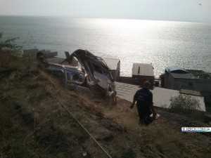 Пять часов керченские спасатели доставали машину из обрыва