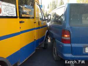 В Керчи столкнулась маршрутка с микроавтобусом: есть пострадавшие