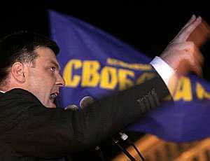 Политологи спорят, запустит ли Янукович Тягнибока в новую Верховную Раду