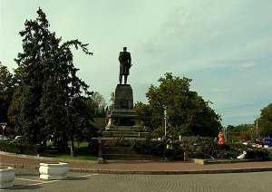 В Севастополе возле памятника адмиралу Нахимову спилили все ели