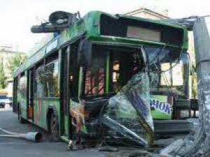 В Крыму троллейбус врезался в опору, избегая столкновения с машиной