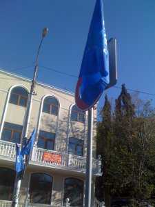 Дорожные знаки в Севастополе завесили атрибутикой регионалов: произошло ДТП