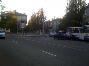 Дорожные знаки в Севастополе завесили атрибутикой регионалов: произошло ДТП