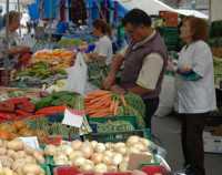 Севастополю пообещали помочь снизить цены на продукты