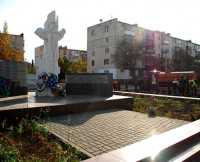 На мемориале памяти погибших при взрыве дома в Евпатории высадили можжевельник