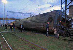 Пассажиров перевернутого вагона поезда «Киев-Севастополь» встретили врачи