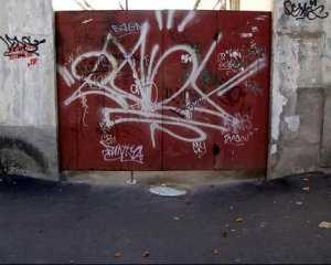 В Симферополе борются с надписями граффити