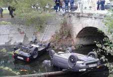 В Феодосии в результате ДТП два автомобиля слетели с моста