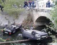 В Феодосии две машины рухнули с моста в реку