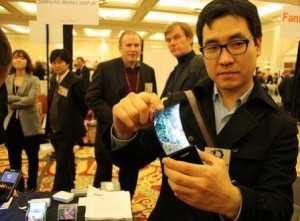 Samsung начинает массовое производство гибких дисплеев