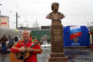 Памятник Владимиру Высоцкому испортили грамматической ошибкой