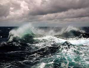 Сегодня высота волн в Чёрном море достигнет 5 метров