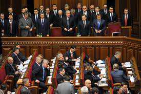 Янукович принял отставку правительства Азарова