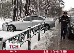 Ни дня без депутатской аварии: “Мерседес” ‘экс-премьера Крыма протаранил забор возле Рады