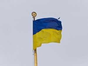 На здании Верховной Рады висит порванный флаг Украины