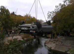 В Ночное Время в Столице Крыма Mercedes упал в реку