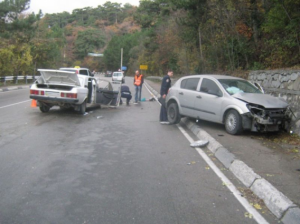 На ялтинской трассе разбили два автомобиля — семь человек травмированы