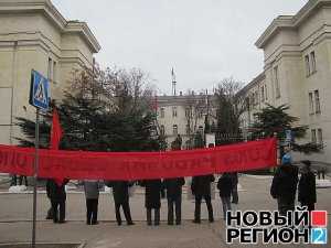 Левые активисты пикетировали штаб Черноморского флота России в Севастополе