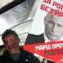 Противники “антимагнитского закона” выбросили депутатов в мусор и пытались сжечь портрет Путина