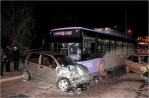 В Севастополе легковушка протаранила три машины и врезалась в троллейбус