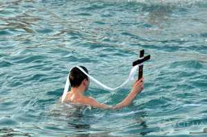 Как правильно купаться на Крещение: советы моржа