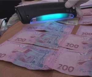 Чиновника из Севастополя задержали при получении 9 тыс. гривен. взятки