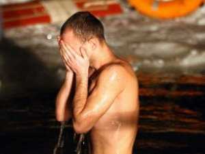 Спасатели просят не принимать на грудь перед купанием в Крещение