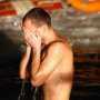 Спасатели просят не принимать на грудь перед купанием в Крещение