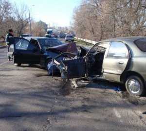 На трассе в Крыму в лобовом столкновении машин погиб человек
