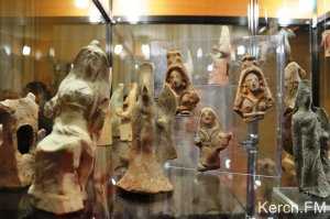 В Керченском музее открыли выставку древних масок и терракотовых статуэток