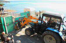 Премьер Крыма в Ялте демонтировал забор, преграждающий вход на пляж