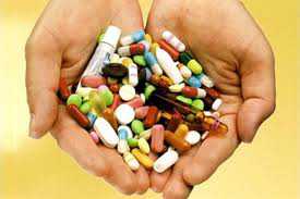 Азаров поручил обеспечить аптеки импортными лекарствами