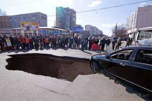 В Одессе под землю ушел огромный кусок дороги