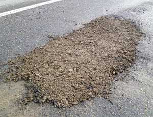 На Украине дороги начали ремонтировать смесью щебня с болотом