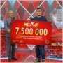 Лотерейному миллионеру вручили сертификат на 7,5 млн гривен