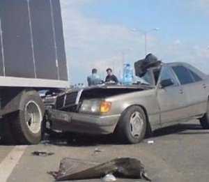 На севере Крыма в столкновении машины со стоящим грузовиком погибли два человека