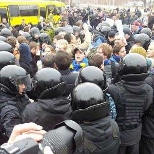 Оппозиционные активисты потолкались с милицией под резиденцией Януковича