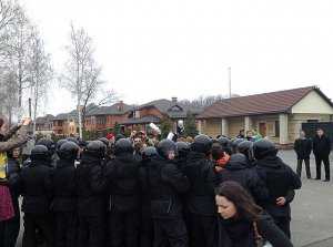 Оппозиционные активисты потолкались с милицией под резиденцией Януковича